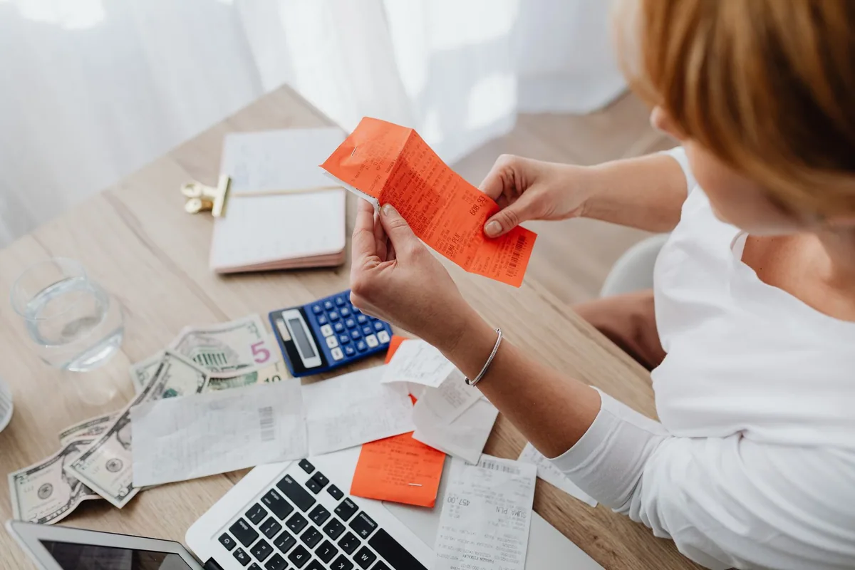 Accesorios y consumibles considerados en una compra tecnológica